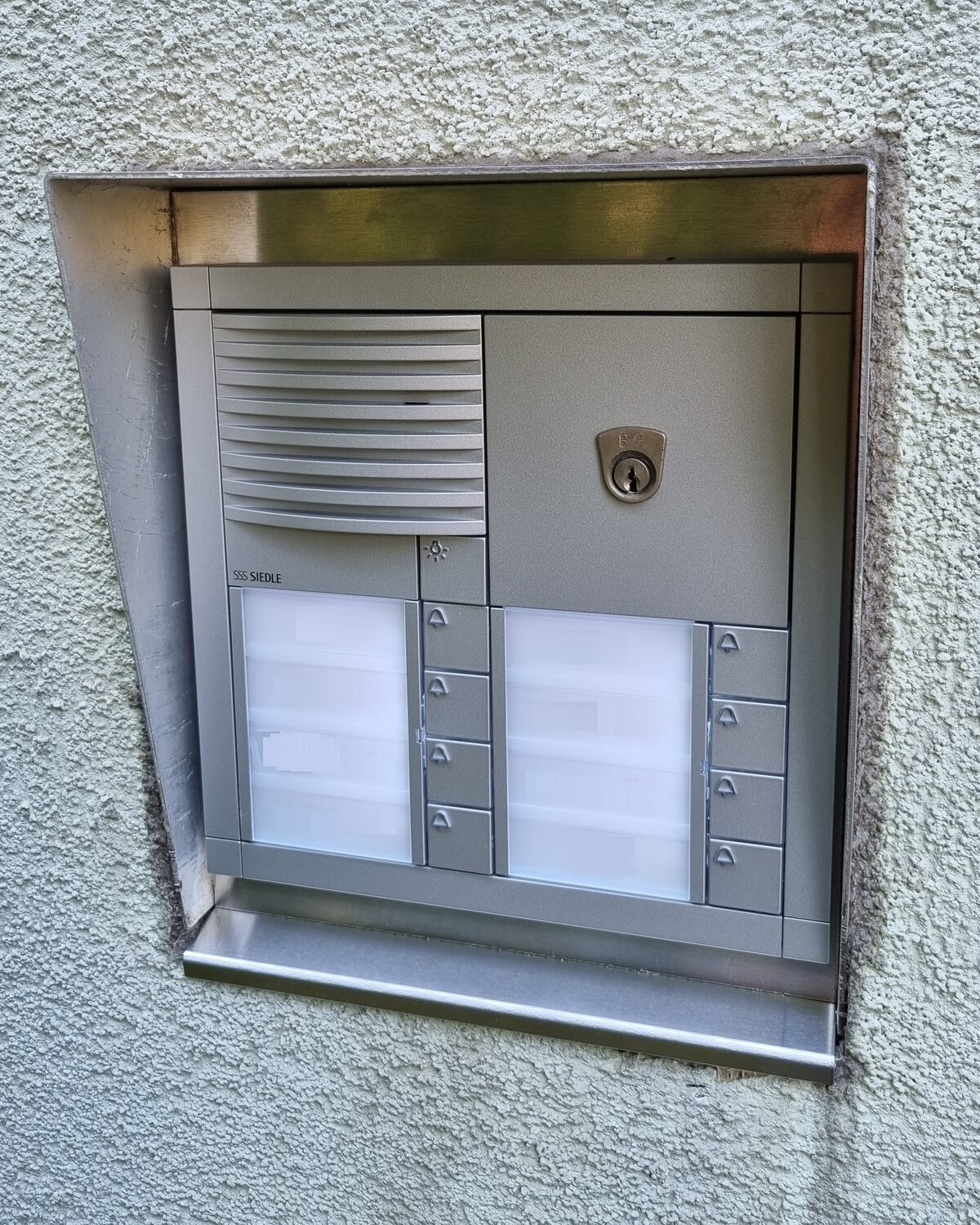 Moderne Siedle-Sprechanlage mit Klingeltableau an einer Hausfassade in Innsbruck