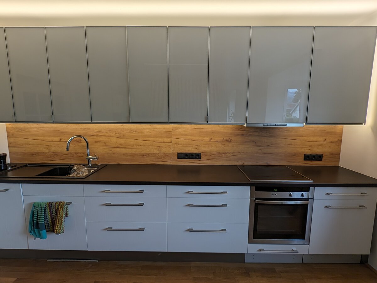 Moderne Küche mit indirekter LED-Beleuchtung an Wand und Decke