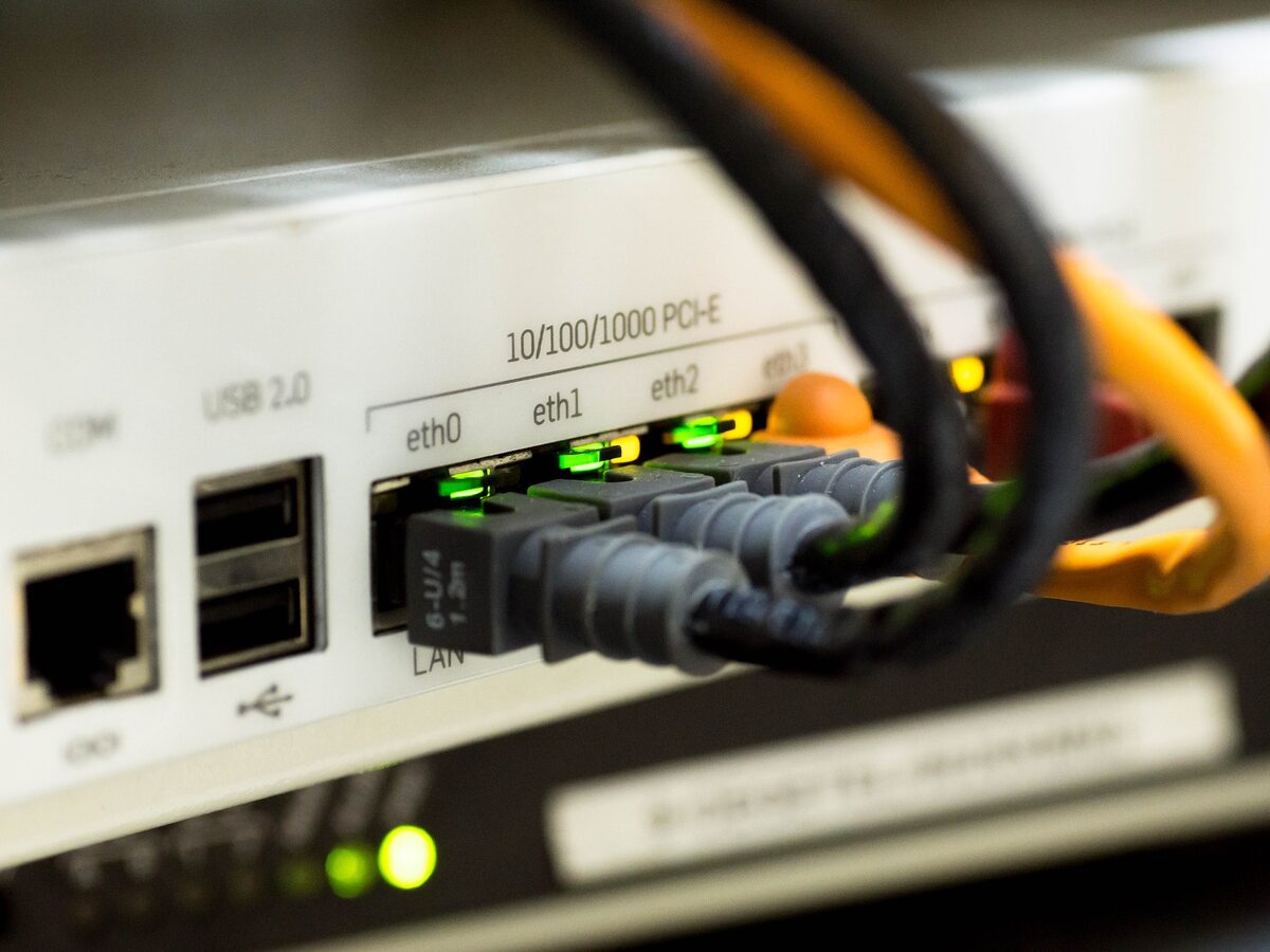 Netzwerk-Patchpanel mit RJ45-Verkabelung