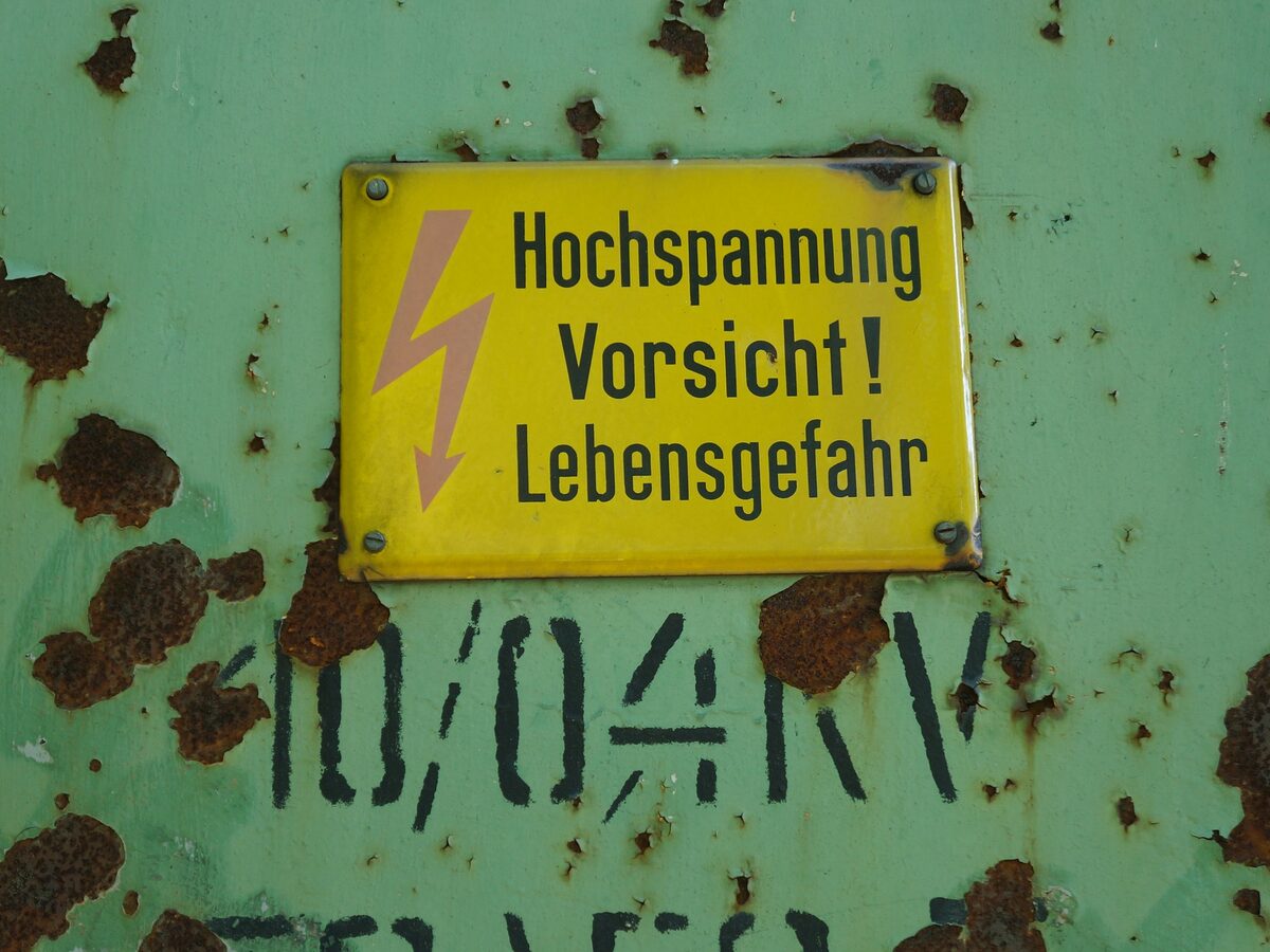 Hochspannungs-Warnschild — Symbol für elektrische Sicherheit